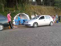 Devido a falta de água que atinge vários bairros em Caçador, moradores buscam por alternativas. Na foto a "gruta" do Rancho Fundo que teve intenso movimento durante o dia. Foto Dario Santtos.