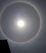 Hoje dia 27/11/2018, ao meio-dia, formou-se um arco íris em volta do sol.