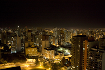 Visão noturna do Centro de Curitiba (PR). Foto Gibran Farfud.