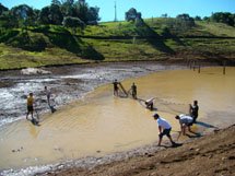 Muitos aproveitaram o feriado de Páscoa para secar açudes. Foto Murilo Roso. Abril 2009.