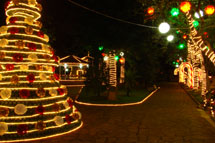 Decoração natalina na praça Nossa Senhora Aparecida. Foto Daniel Seidel. Nov 2008.