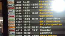 Foto enviada pro Newton Marçal Santos. Painel do aeroporto de Curitiba informa dois voos para Caçador, um da NHT e um da TAM.