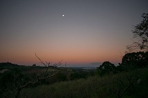 Foto de um fim de tarde na linha Rio Bugre.