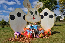 Crianças se alegram com a decoração de Páscoa no Parque Central, em Caçador.