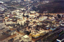 Enchente em Caçador, 1983. Foto mostra parte baixa da cidade totalmente tomada pela água.