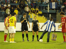 Árbitro caçadorense, Julio Cesar Cardoso dos Santos, apitou a partida beneficente em Florianópolis entre Amigos do Falcão contra Amigos do Zico. O jogo foi em solidariedade para as vítimas do Haiti. Na foto, cidadão haitiano dando o ponta pé inicial. Foto Blog Avaí ( www.avai.com.br/blog/ ).