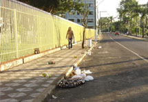 Foto enviada por leitor denunciando a sujeira deixada na Av. Beira Rio, ponto de encontro de jovens principalmente nos finais de semana. Garrafas, latas e caixas são jogadas na rua, mostrando descaso com o espaço público.