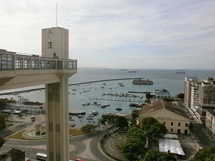 Foto Anderson de Oliveira. "Elevador Lacerda que liga a Cidade Baixa à Cidade Alta em Salvador, estado da Bahia, ao fundo a vista da Baía de Todos os Santos, e o Forte do Mar".