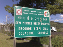 Placa no Posto da Polícia em Ibicaré mostra recorde de dias sem mortes na rodovia. Setembro 2008. Foto Murilo Roso.