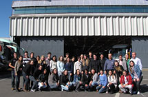 Turma da 5ª fase do curso de Administração da UNIARP em visita à empresa Marcopolo, em Caxias do Sul, dia 27 de abril. Disciplina de Administração Mercadológica II, ministrada pelo professor Valter Andrighetti. Foto enviada por Manoelle da Silva.