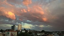 Foto do céu colorido. Vila Paraíso.