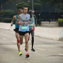 Laurindo tri campeão da SP City Marathon. Na imagem, o atleta caçadorense na liderança da prova.
