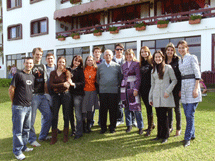 Turma de Administração da UnC-Caçador se forma no sábado, 1º. Na foto os acadêmicos acompanhados da paraninfa, professora Andréa Machiavelli Pontes, em almoço de confraternização no Hotel Renar, promovido pelo empresário Elias Seleme Neto, patrono da turma.