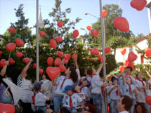 No dia 1 de dezembro de 2007, grupo formado por diversas entidades de Caçador soltou balões em forma de coração no Largo Caçanjurê. Manifestação marcou o Dia Mundial de Luta contra a AIDS. Foto Murilo Roso