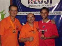 Alessandro Schneider, jornalista e nas horas vagas jogador de futebol de mesa do CAC/Futmesa/FMEC, recebendo troféu de vice campeão do torneio Início SC. Foto Divulgação. Fev/2008