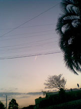 Por do sol no início da noite em Caçador, com avião riscando o céu. Foto Aliduino Zanella.