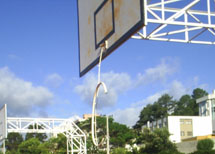 Aro da tabela de basquete no Parque Central foi quebrado antes mesmo do local ser inaugurado. Registro do leitor Sérgio. Jan 2009.