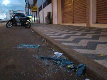 Furtos: Carros foram arrombados na noite de sábado (05/01/08), nas proximidades do Clube das Bochas, onde acontecia uma festa.