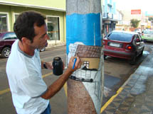 Projeto Arte nos Postes chega à Rua José Boiteux. Na foto, o artista Sidnei Lucena de Moraes, o Tita, retrata o calçamento (primeira rua a receber calçamento) e os casarões típicos dos anos em que se iniciava o desenvolvimento de Caçador.