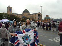 Aizo e Johny Visloski, em Aparecida, Missa do Papa Francisco com a Bandeira de Caçador.