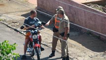 Blitz: Polícia Militar fiscaliza nova regulamentação para uso de capacetes de motociclistas. Foto 10/01/08.