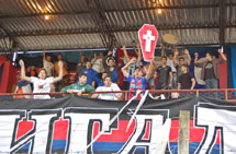 Torcida organizada do CAC, Brigada Tricolor, provoca o rival Inter de Lages. Foto Márcio Cordeiro.