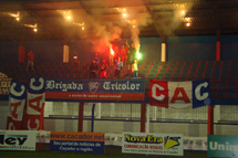 Brigada Tricolor: Torcida organizada do CAC sempre presente nos jogos.