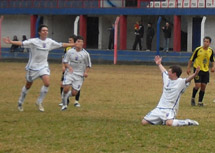 Jogadores do Caçador Atlético Clube - sub 15 - comemoram gol de pênalti marcado no Estádio Municipal. Foto Denílson Araújo.