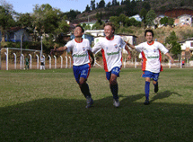 Jogadores do Sub 15 do CAC comemoram gol na vitória de 3 a 0 sobre o Ponte Serradense. Meninos de Caçador tem melhor campanha no Estadual - Oeste da categoria.
