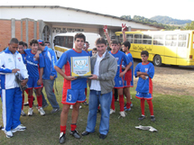Troféu cidade de Macieira entregue pelo prefeito Émerson Zanella ao capitão da equipe sub 15 do Caçador Atlético Clube. Foto Divulgação.