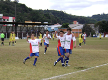 Jogadores do CAC sub 15 comemoram gol na vitória sobre o Canarinho por 6 a 1. Foto Divulgação. Junho 2008.  
  Aniversário . Nesta quarta-feira, 25, a Instituição Caçador Atlético Clube, que através do esporte promove a inclusão social de crianças e jovens, completa 5 anos.