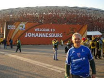 Caçadorense Amilton Francisco Mello em Johannesburg, no Soccer City, vestindo a camiseta do CAC.