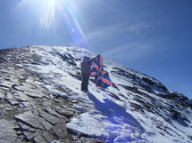 "Após três dias subindo o monte Chacaltaya (La Paz - Bolívia), abri com orgulho a bandeira de Caçador, a 3.390 metros de altitude". Foto Johny Petterson Pacheco. 18/06/12.