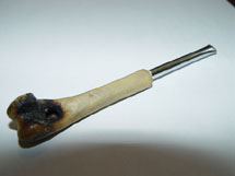 Cachimbo feito com osso de galinha e antena de rádio encontrado com detentos do Presídio Regional de Caçador. Foto Divulgação. Jan 2009.
