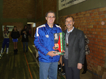 Presidente da Fundação Municipal e Esportes de Caçador, Professor Cláudio Granja, recebendo das mãos do prefeito de Fraiburgo, Nelmar Pinz, o Troféu de Campeão Geral da Etapa Regional da Olesc 2008. Caçador conquistou o titulo com 51 pontos, 5 pontos a frente do segundo colocado que foi o município de Lages, e 7 pontos a frente do terceiro colocado, Joaçaba.