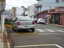 Foto tirada dia 3 de fevereiro, domingo, por volta das 9h na avenida Salgado Filho. Carro estacionado em local proibido, sobre a faixa amarela. Foto enviada por Luiz Candido Ceolla.