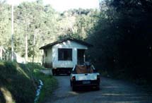 Casa sendo transportada por um caminhão. Foto Mauro Machado.