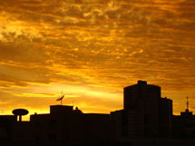 Céu cor laranja na manhã de sexta-feira, 7 de maio. Foto Murilo Roso.