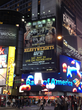 Foto tirada em 22/05/2012 na Times Square, em Nova Iorque, outdoor com o caçadorense Junior Cigano. Cicero Guilherme Roveda Pereira.