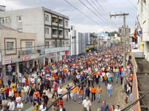 Procissão de Corpus Christi na Avenida Barão do Rio Branco, em Caçador. Junho de 2007. Foto Arquivo Jornal Folha da Cidade.