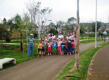 Crianças no Parque Central com o professor Flavio Carneiro. Foto Olmiro Sulzbach.