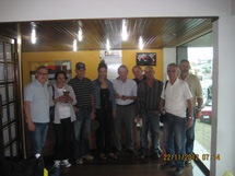 Sr. Olmiro Sulzbach, proprietário do Hotel Alcácer, com grupo de cubanos que se hospedou em Caçador. Foto Icaro Palhano.