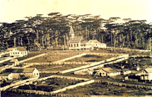 Foto do centro do distrito de Rio Caçador, na década de 20, quando pertencia a Campos Novos. Entre a mata de pinhais, cidade começava a tomar forma. Emancipação aconteceu em 1934.