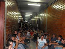 Manifestação pacífica realizada por acadêmicos do curso de Administração da UnC-Caçador. Cerca de 400 acadêmicos e professores participaram do ato que serviu de alerta, sem danos ao patrimônio e mantendo o respeito e a ética, mas buscando seus direitos. Alunos de Fraiburgo foram solidários ao movimento e também participaram do abaixo-assinado entregue ao Ministério Público na tarde desta sexta-feira. O motivo: "uma politica interna que retirou do cargo o Coordenador do curso de ADM, Paulo Campos, eleito pelos alunos, sem prévio aviso". Também foram colhidas mais de 400 assinaturas em favor da volta do professor ao seu cargo de coordenador. Foto divulgação. Fev 2009.