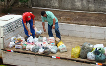 Várias entidades e empresas estão mobilizadas com arrecadações de donativos para as vítimas da enchente no litoral de SC. Foto Murilo Roso. 26.nov.2008.