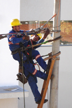 Homens elétricos. Trabalho da Celesc. Foto Nicole Trevisol.