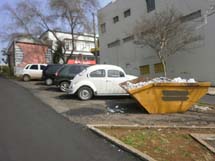 Caçamba de entulhos ocupa vaga de estacionamento há semanas, na Av. Santa Catarina. Foto Ivan Barboza.