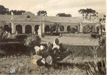 Prédio da antiga Estação Experimental na década de 60. 
 "Homenagem às pessoas pessoas que conviveram com o meu avô materno, Tasso de Miranda, então Chefe-Diretor, e, com os meus pais Maria do Carmo e José de Paula Timermann. De uma forma ou de outra com seus préstimos contribuíram com a história de Caçador, e do país". Foto enviada por José Eduardo de Miranda Timermann.
