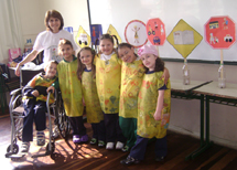 Turma da 1ª série da Escola Paulo Schieffler apresentou trabalho sobre trânsito na Feira do Conhecimento na sexta-feira, 27, na Escola Nayá Gonzaga Sampaio. As explicações e o entusiasmo da apresentação encantaram a todos os participantes. Foto Simonei Tramontini.
