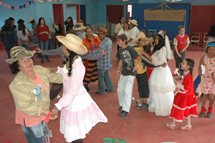 Alunos do Núcleo do Martello do Programa de Erradicação do Trabalho Infantil de Caçador (PETI) se reuniram no Centro Comunitário da localidade para um grande e animada Festa Junina. Foto Divulgação. Junho 2008.